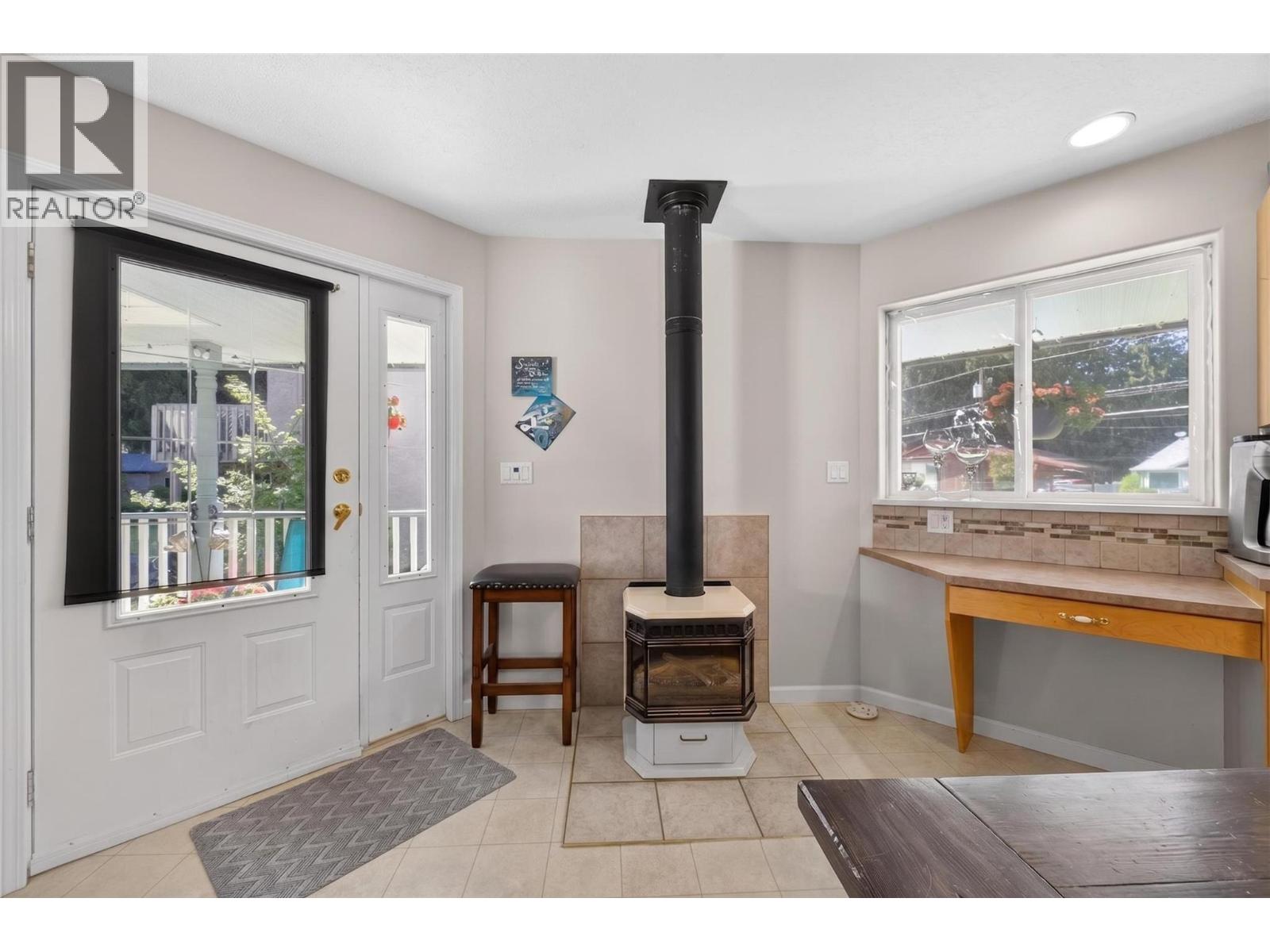 313 Hemlock Crescent N - 14