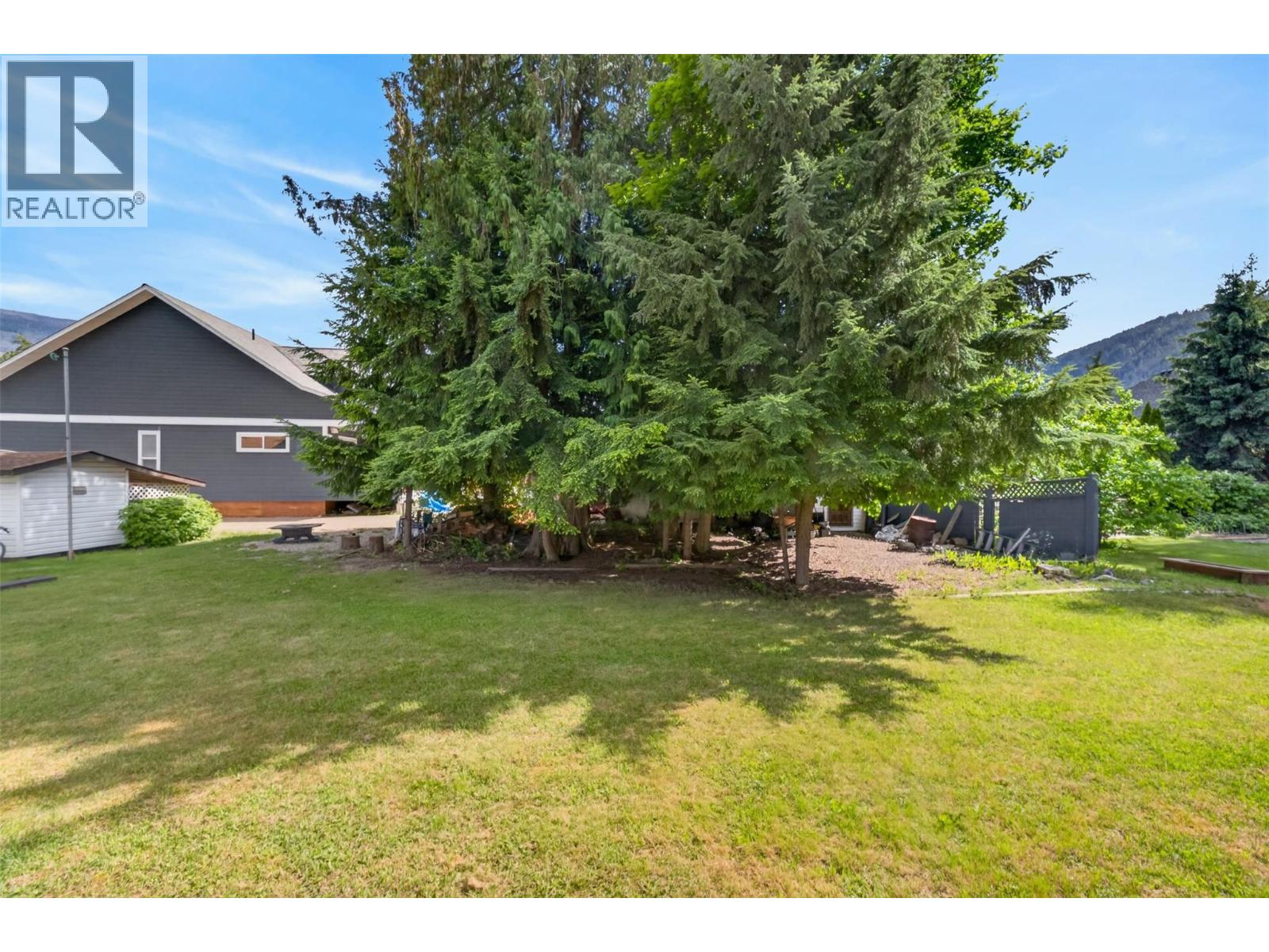 313 Hemlock Crescent N - 31