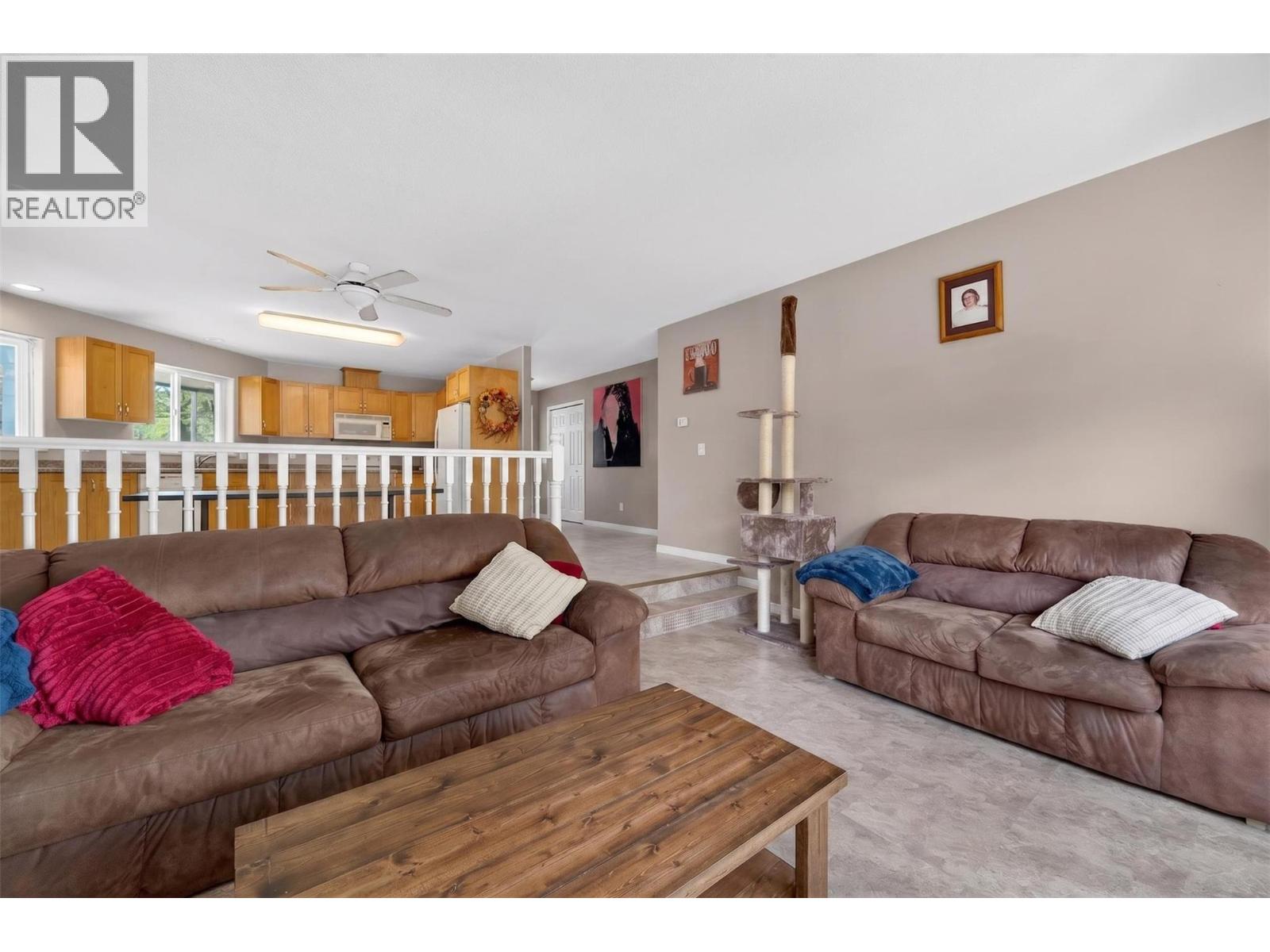 313 Hemlock Crescent N - 12