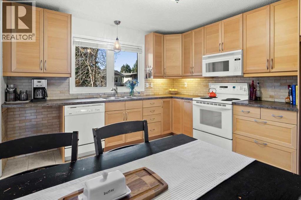 20 Brampton Crescent SW - 8