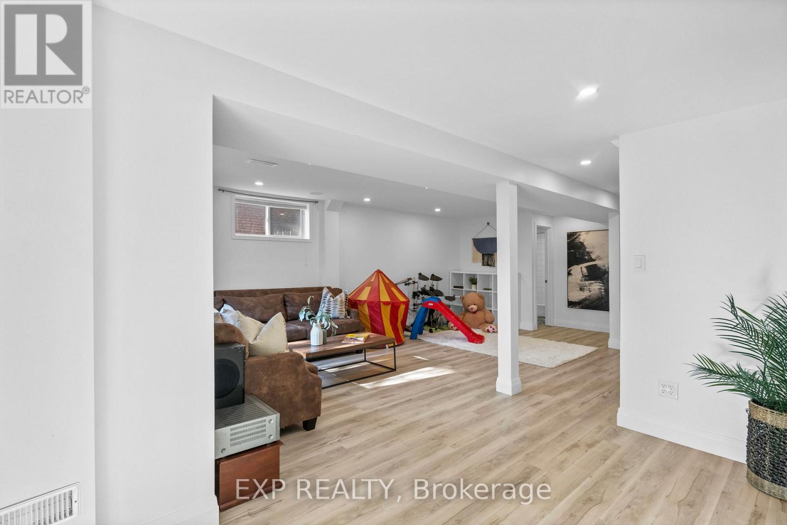18 FOX RUN LANE - 35