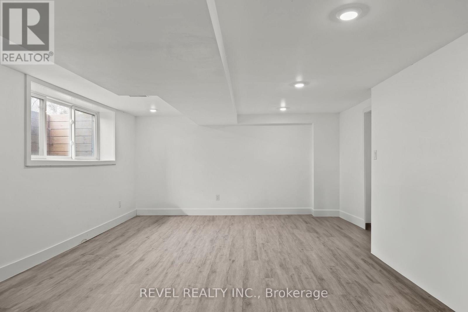99 WELLINGTON STREET E - 25