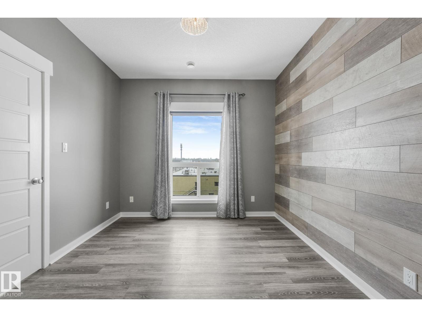 #412 10518 113 ST NW - 18