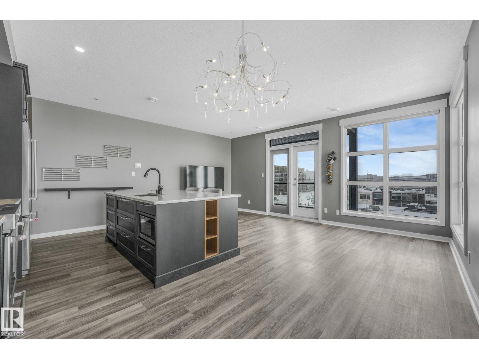 #412 10518 113 ST NW - 8
