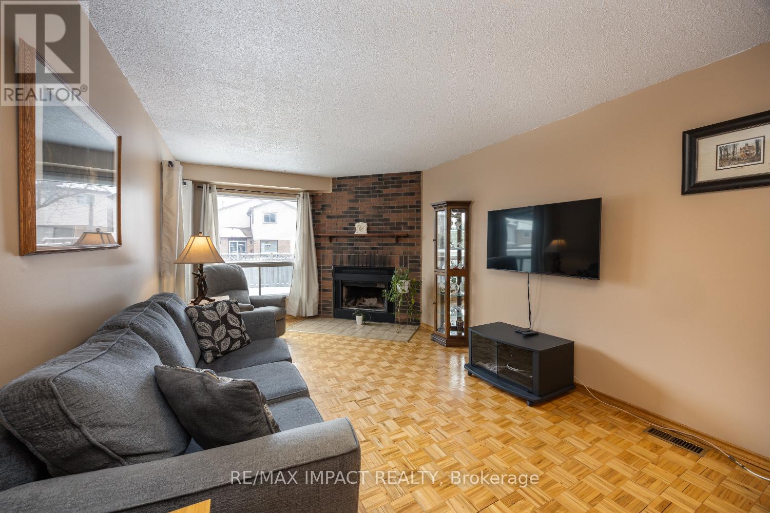 820 BENNETT CRESCENT - 10