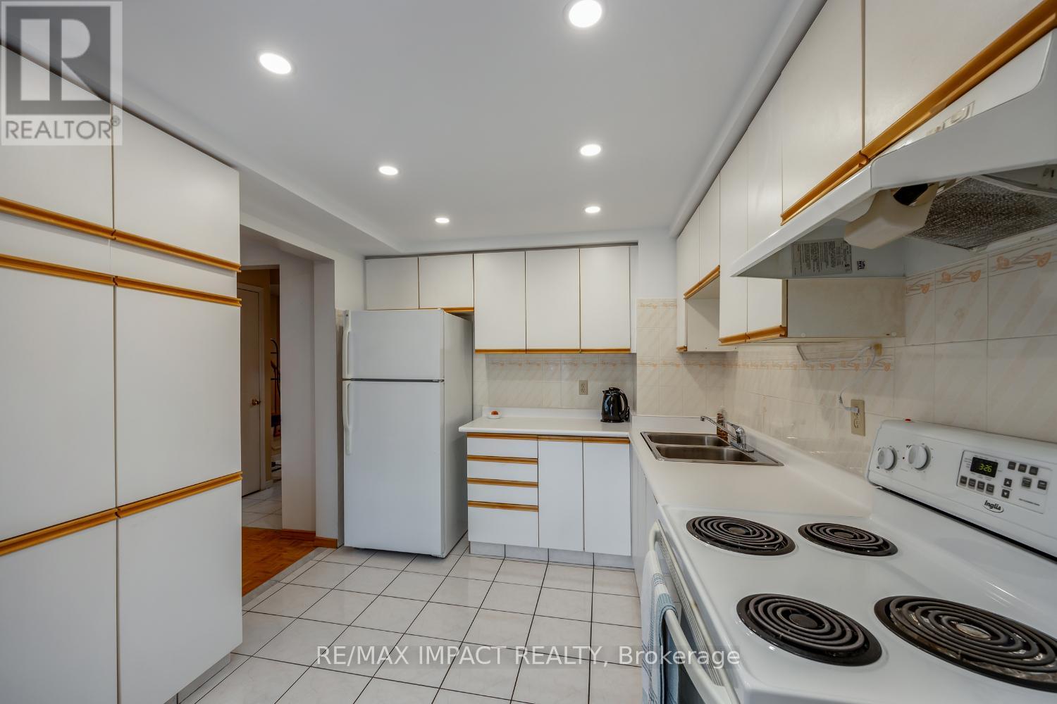 820 BENNETT CRESCENT - 5