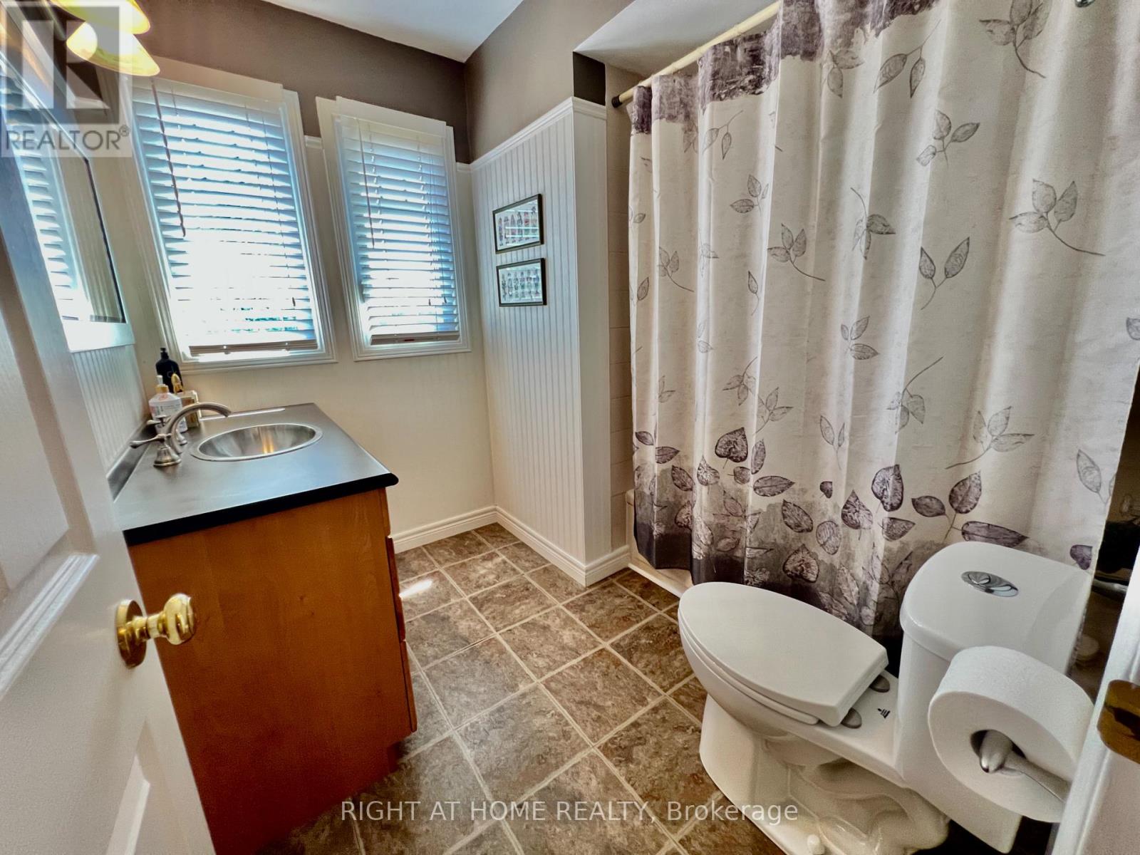 4 SILVERBIRCH PLACE - 31