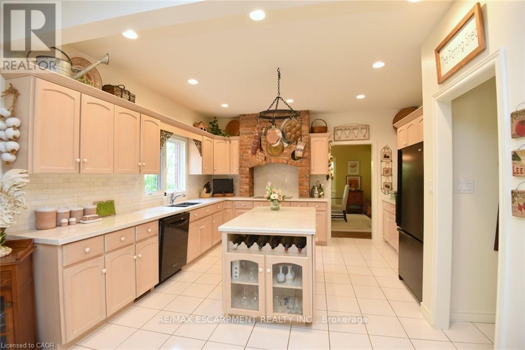 712 ROBSON ROAD - 14