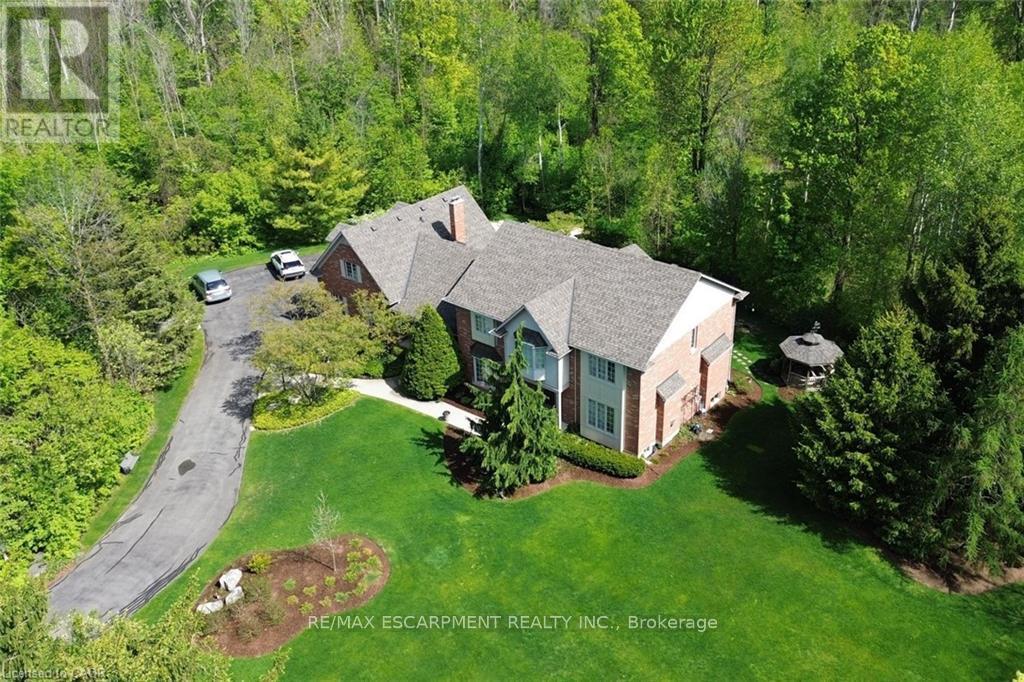 712 ROBSON ROAD - 3