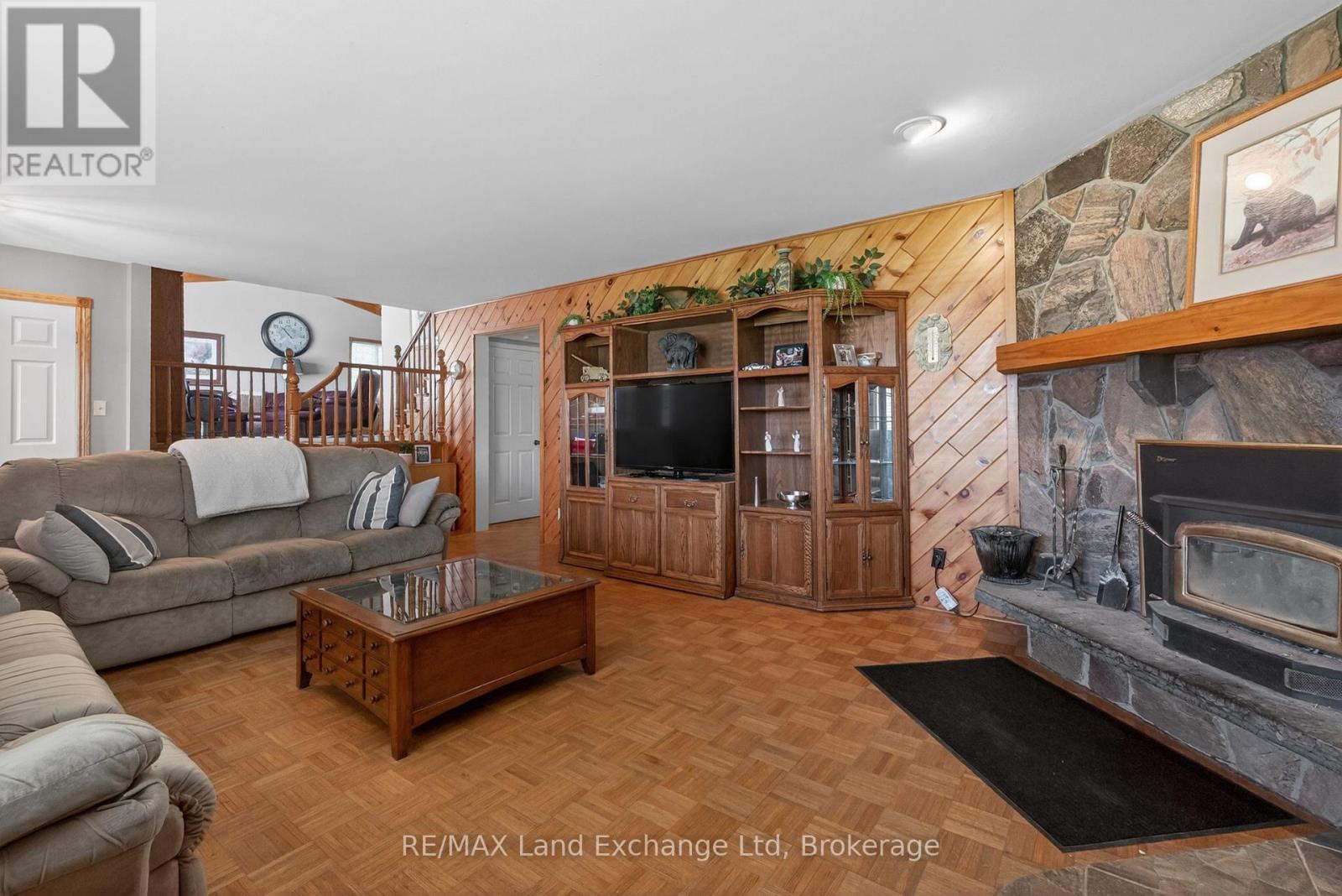 696 JOSEPHINE STREET N - 14