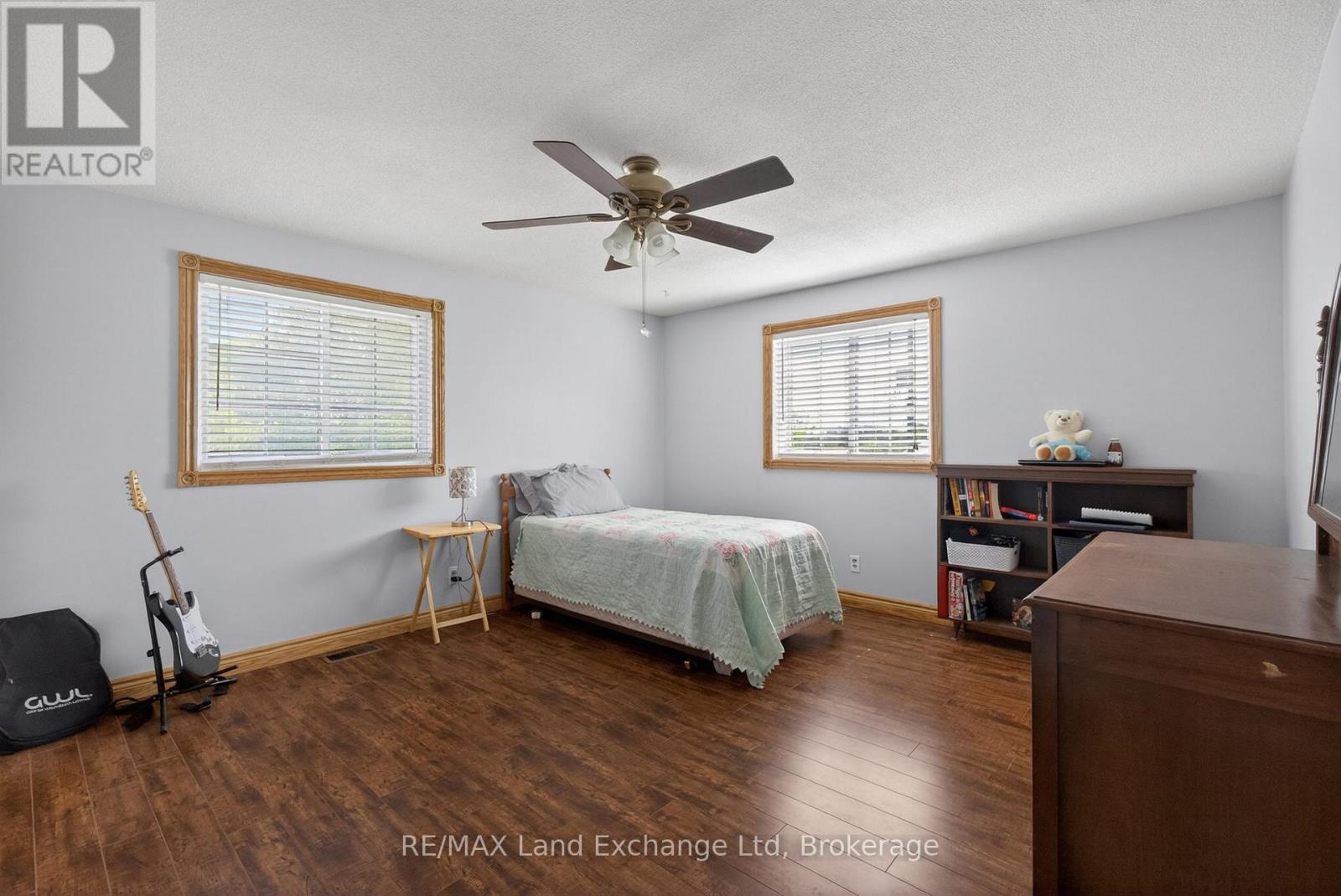 696 JOSEPHINE STREET N - 33