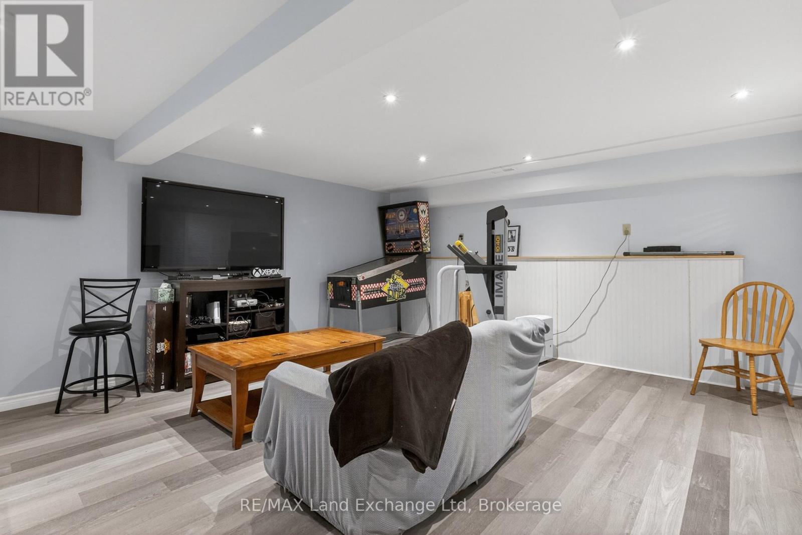 696 JOSEPHINE STREET N - 42