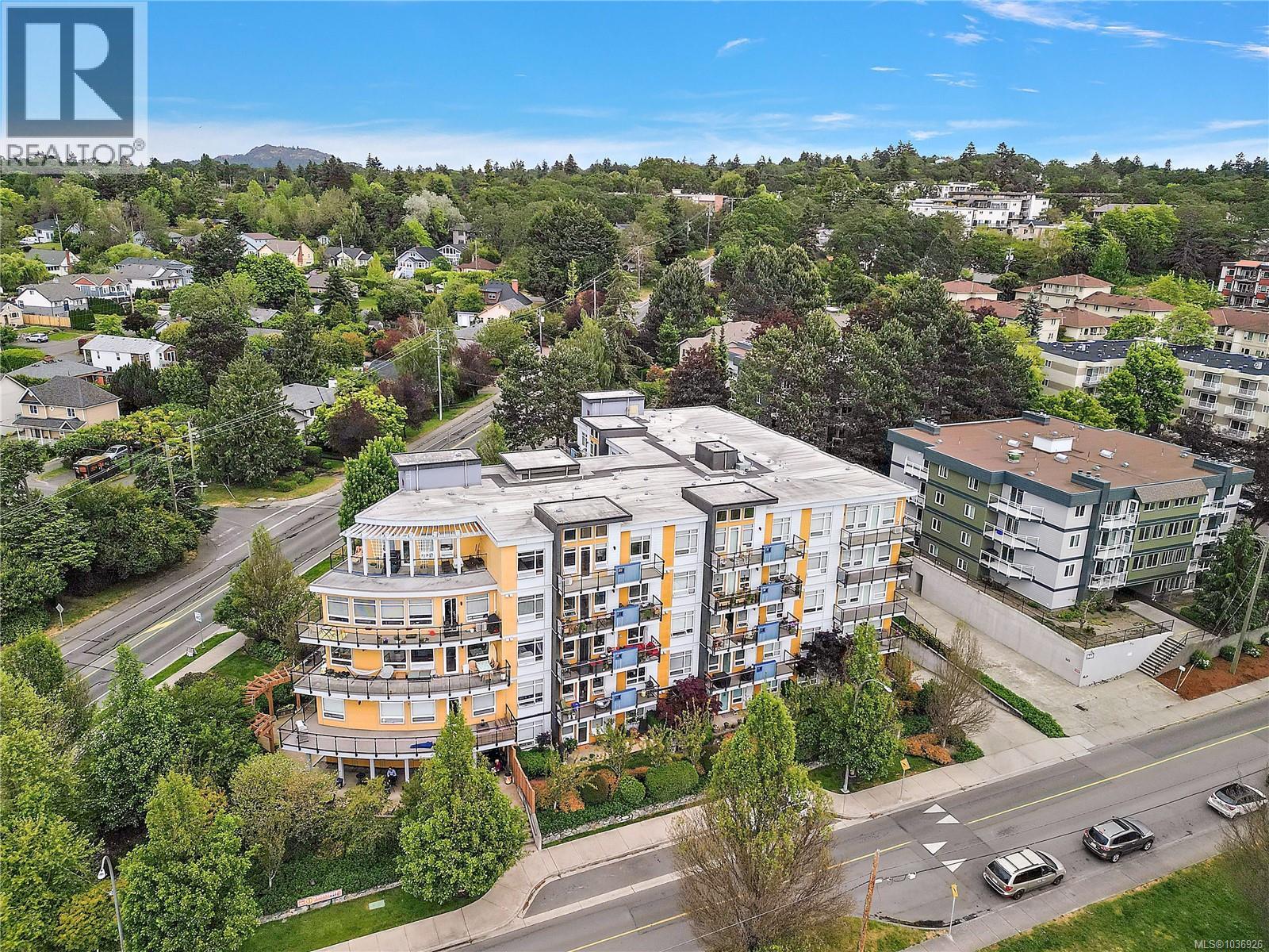 307 935 Cloverdale Ave, Saanich