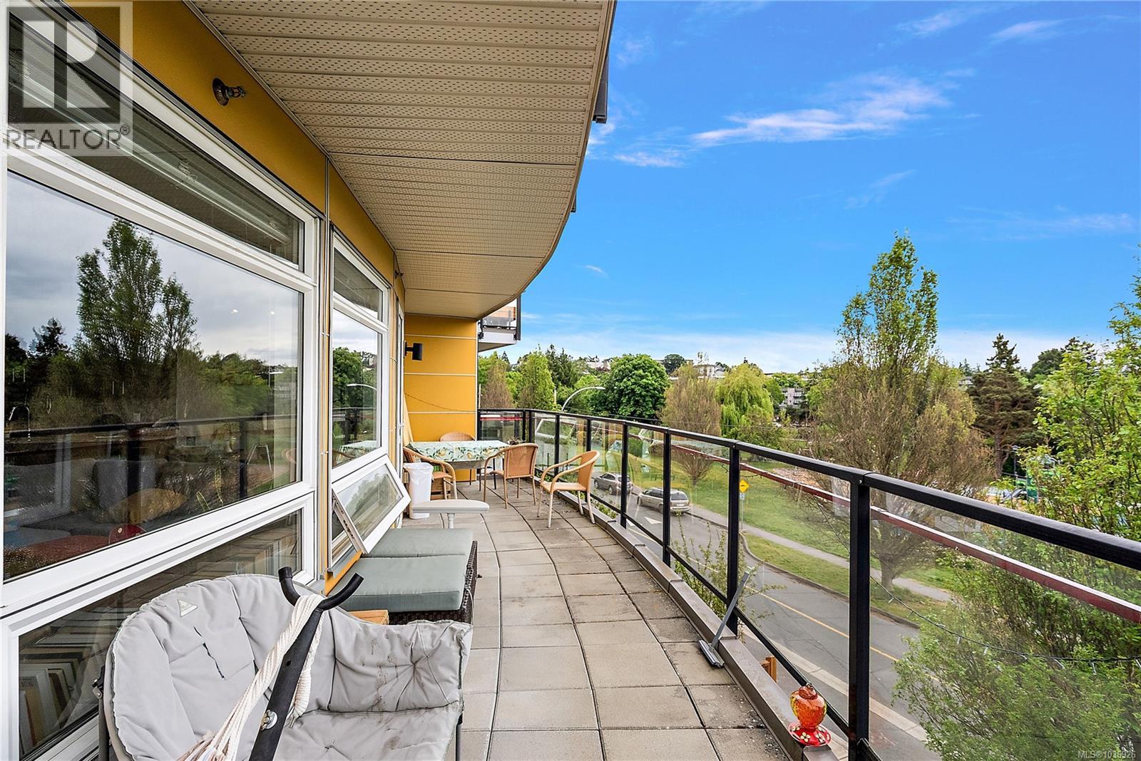 307 935 Cloverdale Ave, Saanich