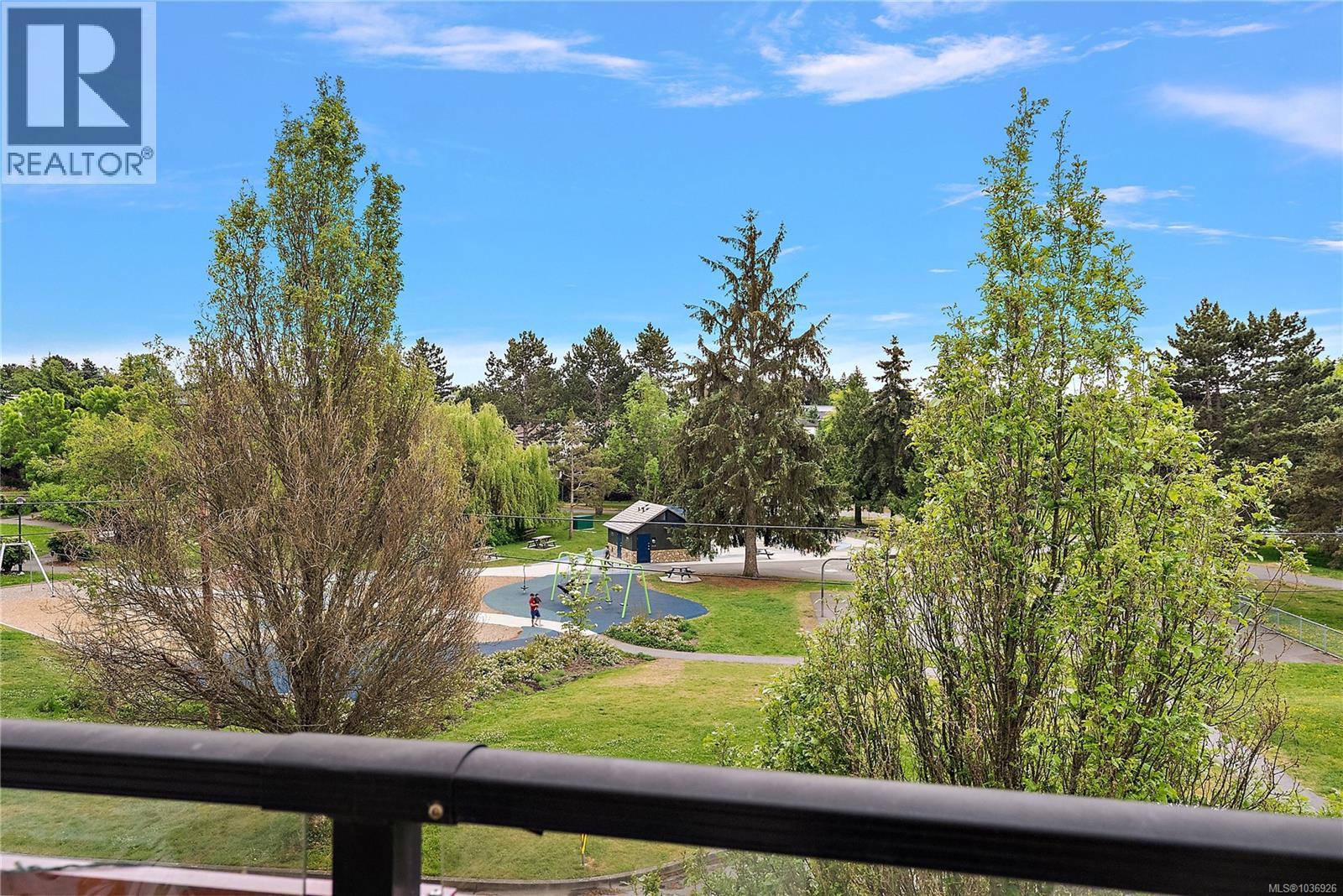307 935 Cloverdale Ave, Saanich