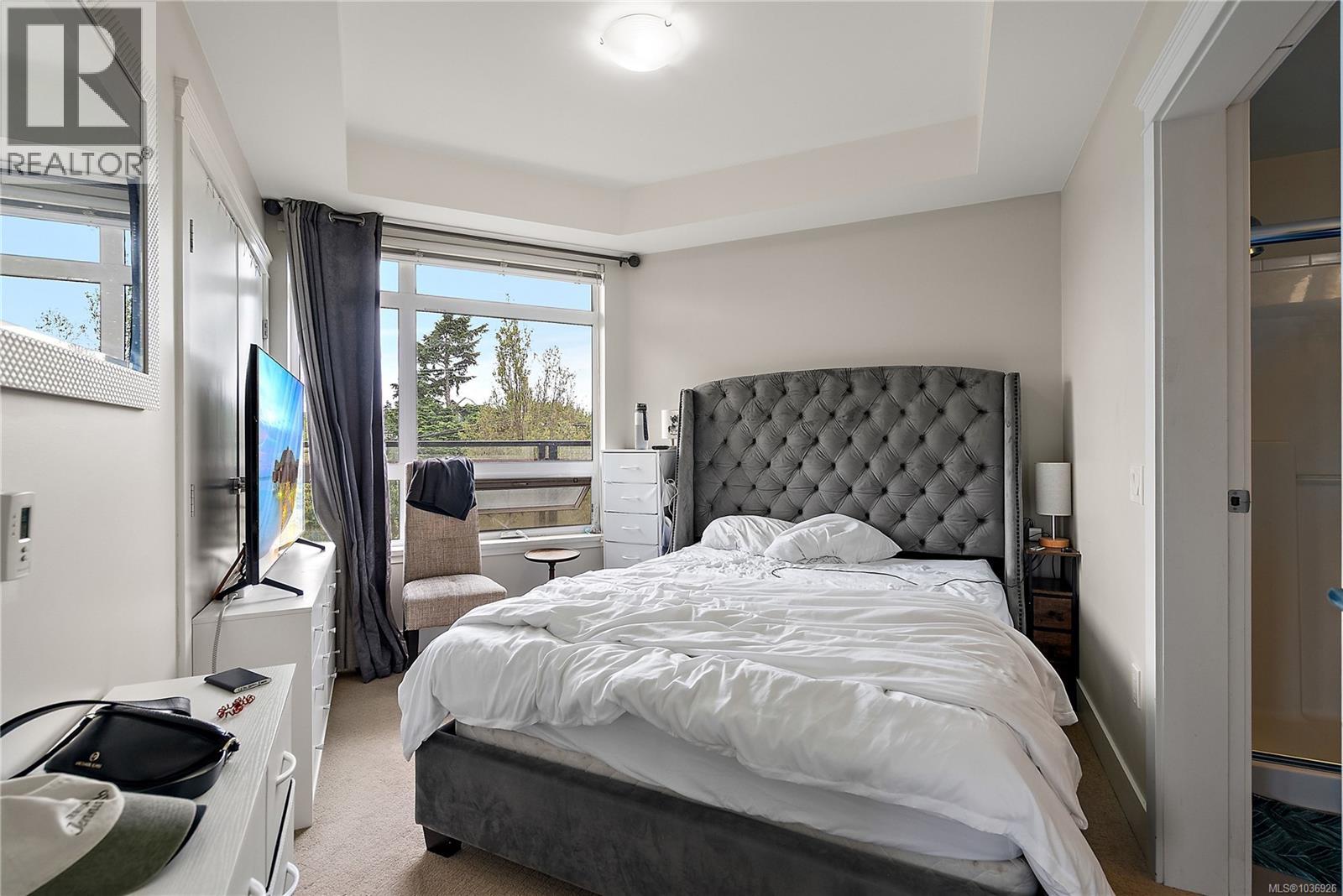 307 935 Cloverdale Ave, Saanich