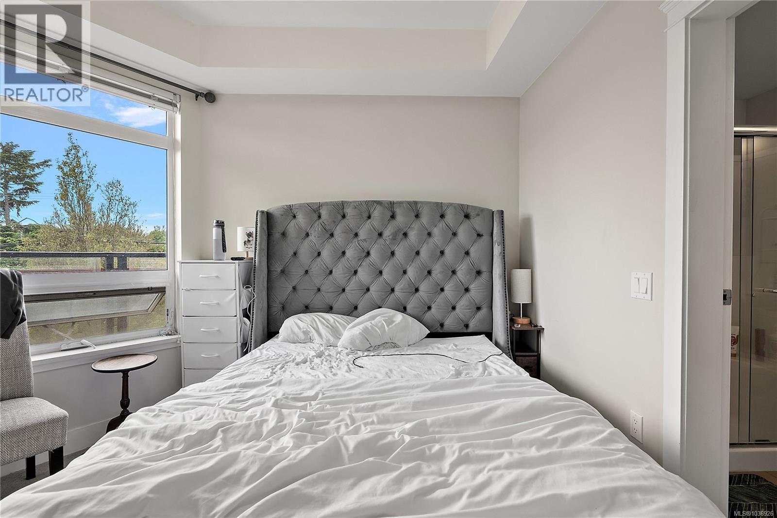 307 935 Cloverdale Ave, Saanich