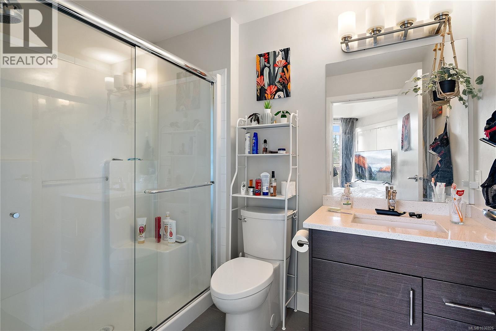 307 935 Cloverdale Ave, Saanich