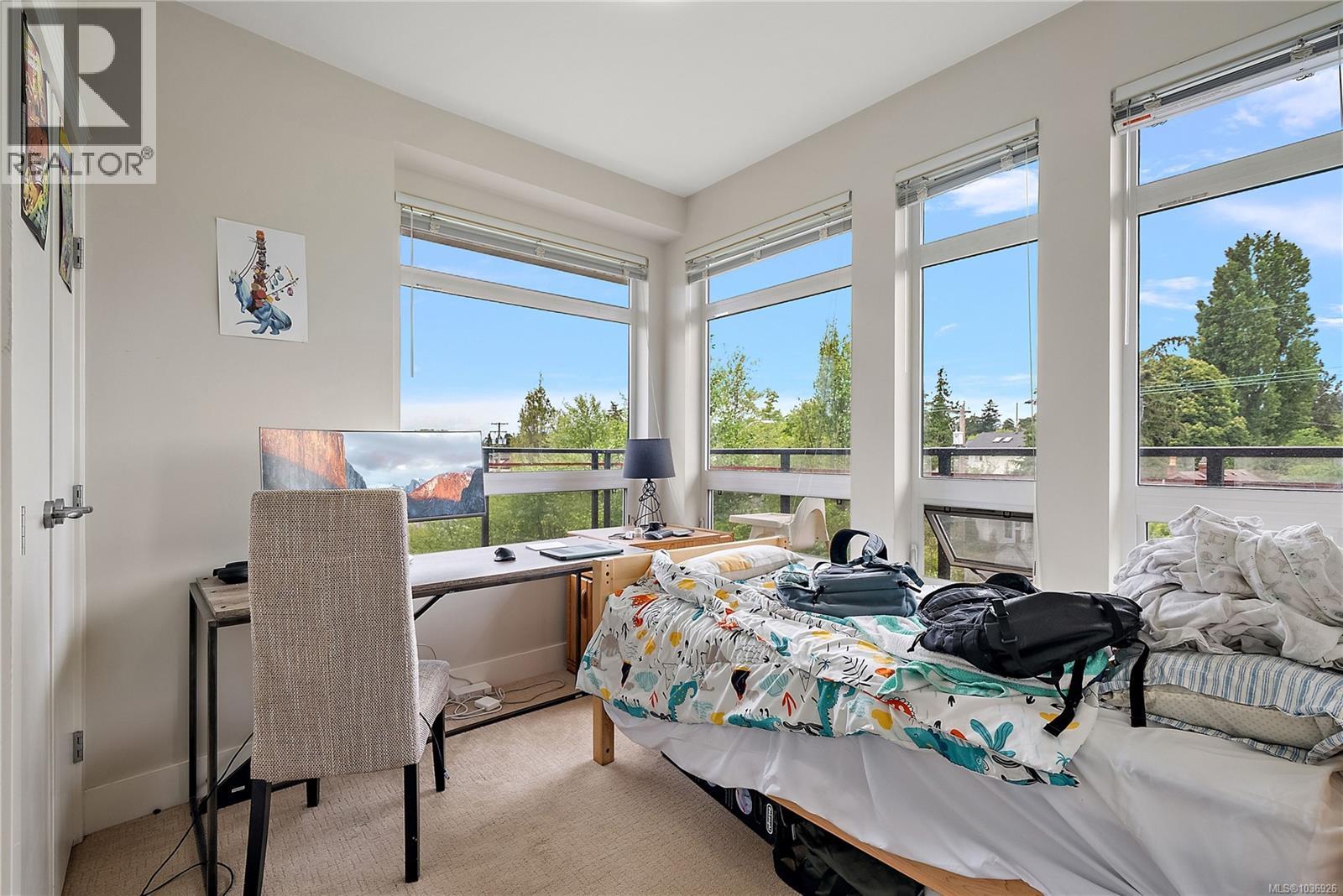 307 935 Cloverdale Ave, Saanich