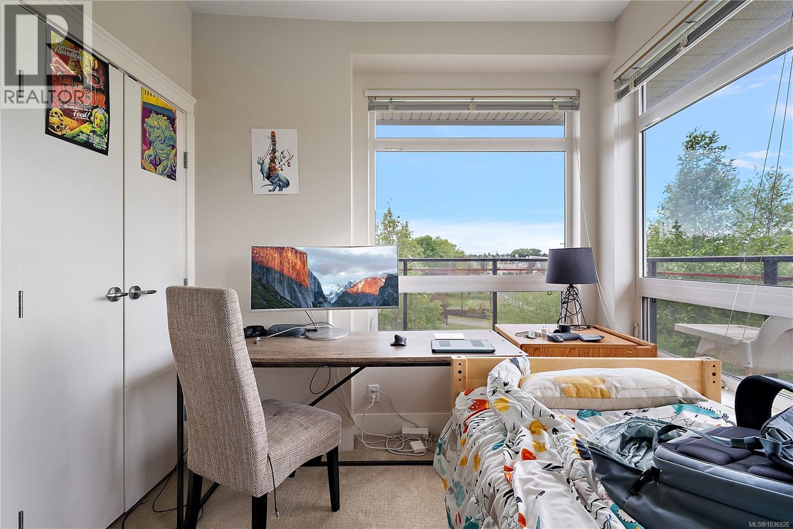 307 935 Cloverdale Ave, Saanich