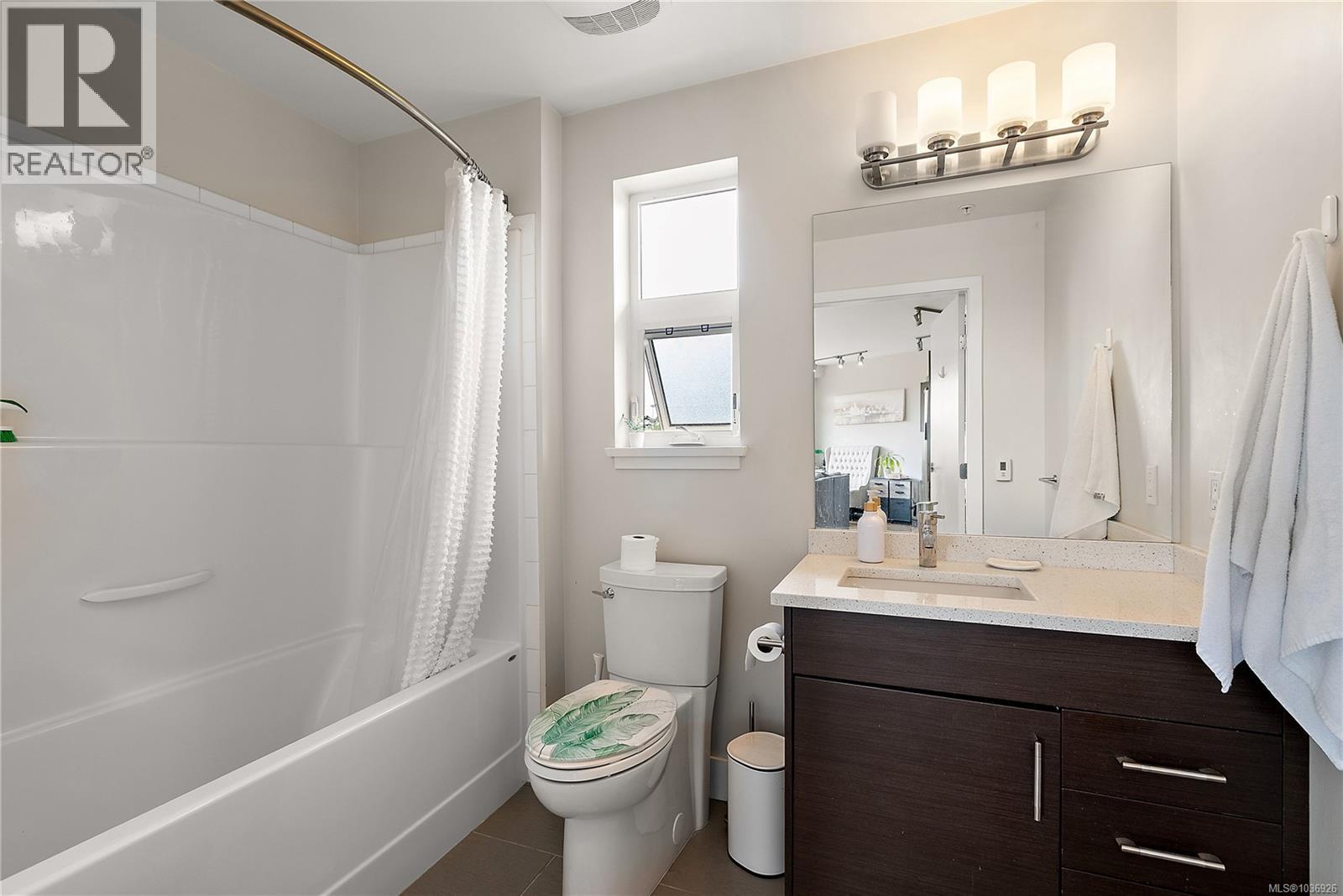 307 935 Cloverdale Ave, Saanich