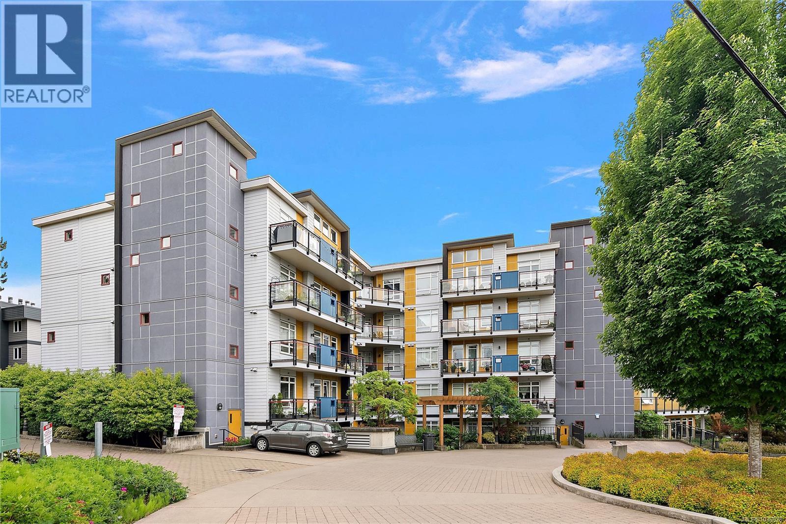 307 935 Cloverdale Ave, Saanich