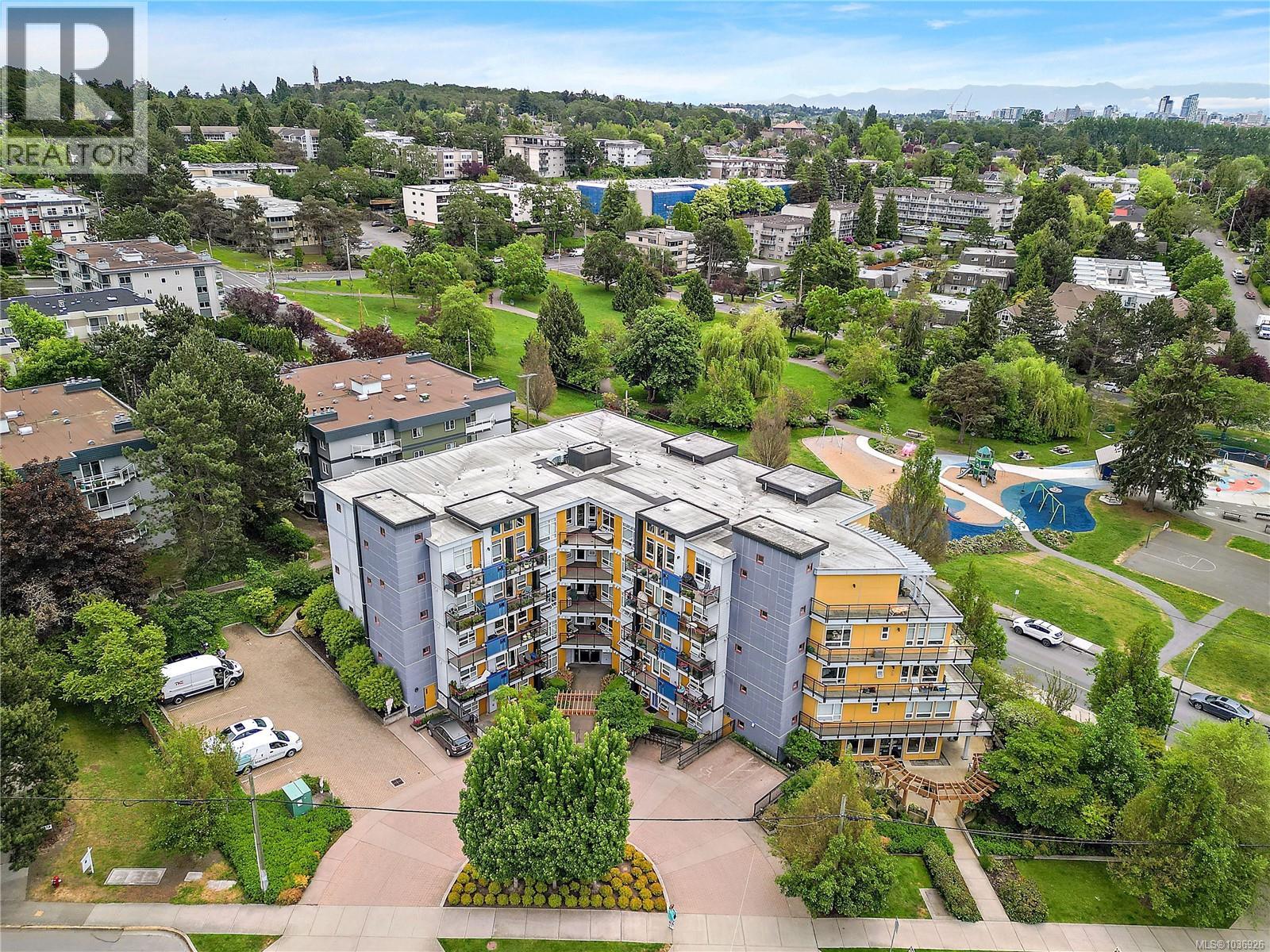 307 935 Cloverdale Ave, Saanich