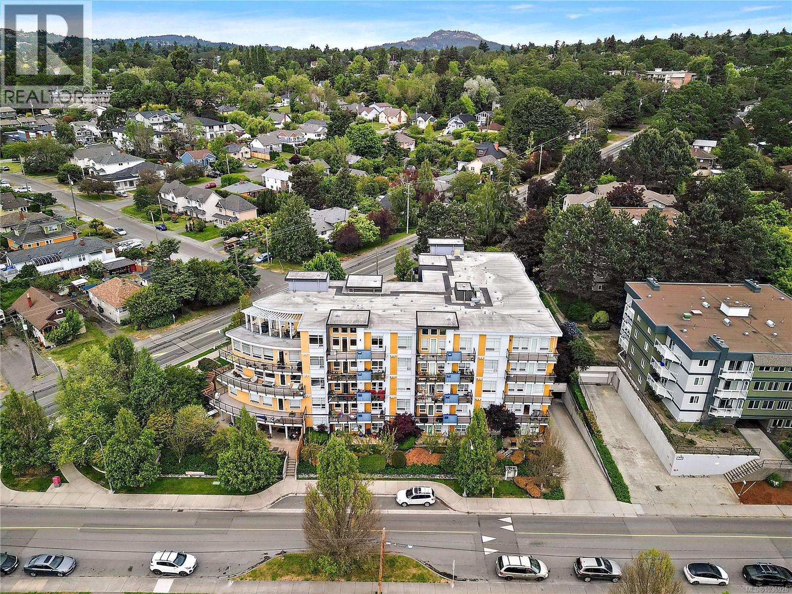 307 935 Cloverdale Ave, Saanich