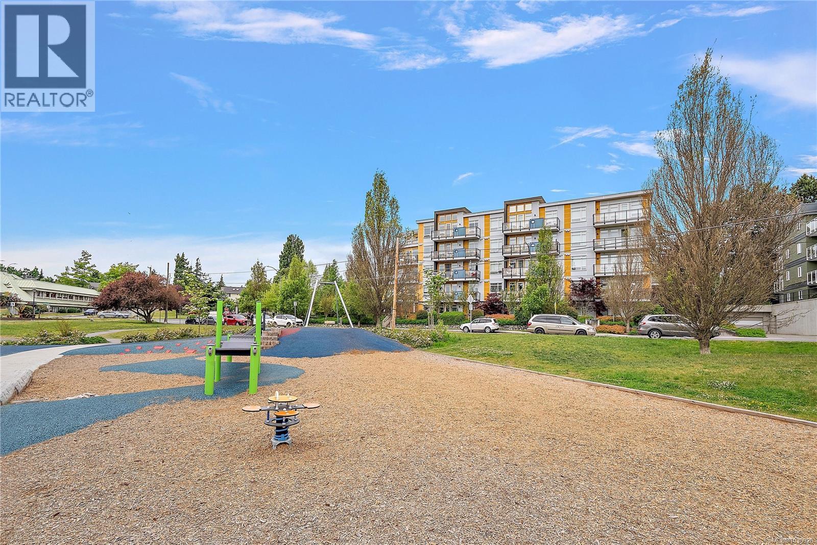 307 935 Cloverdale Ave, Saanich