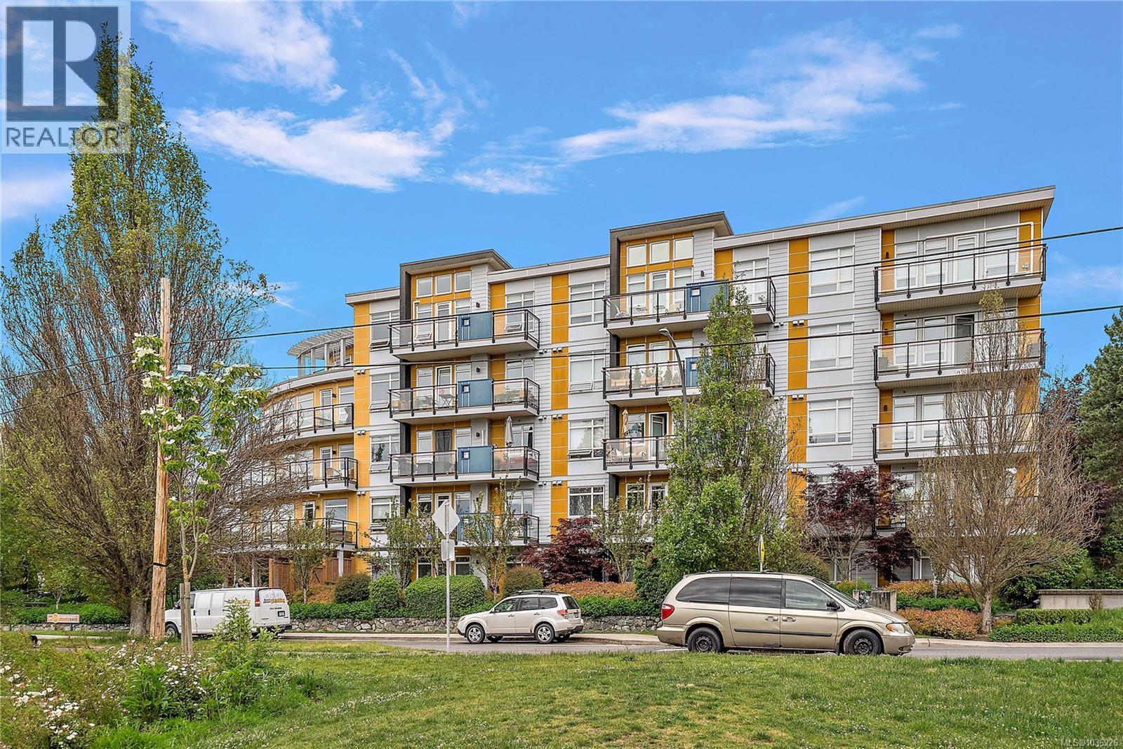 307 935 Cloverdale Ave, Saanich