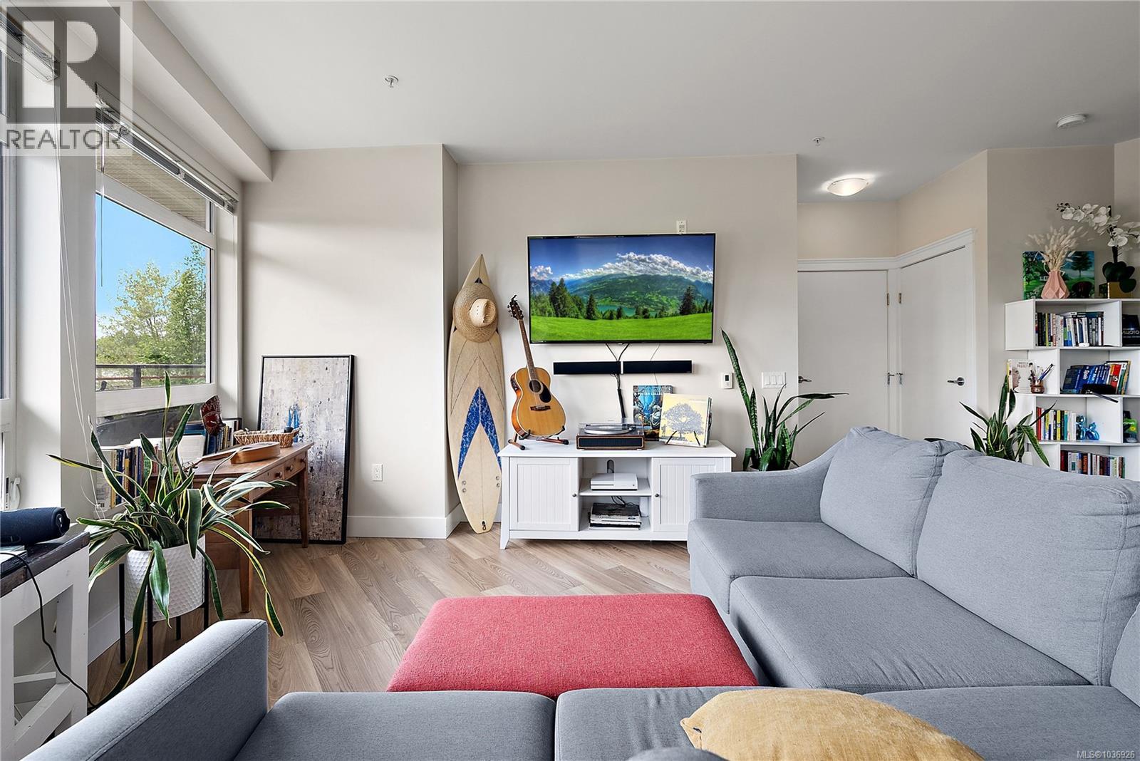 307 935 Cloverdale Ave, Saanich