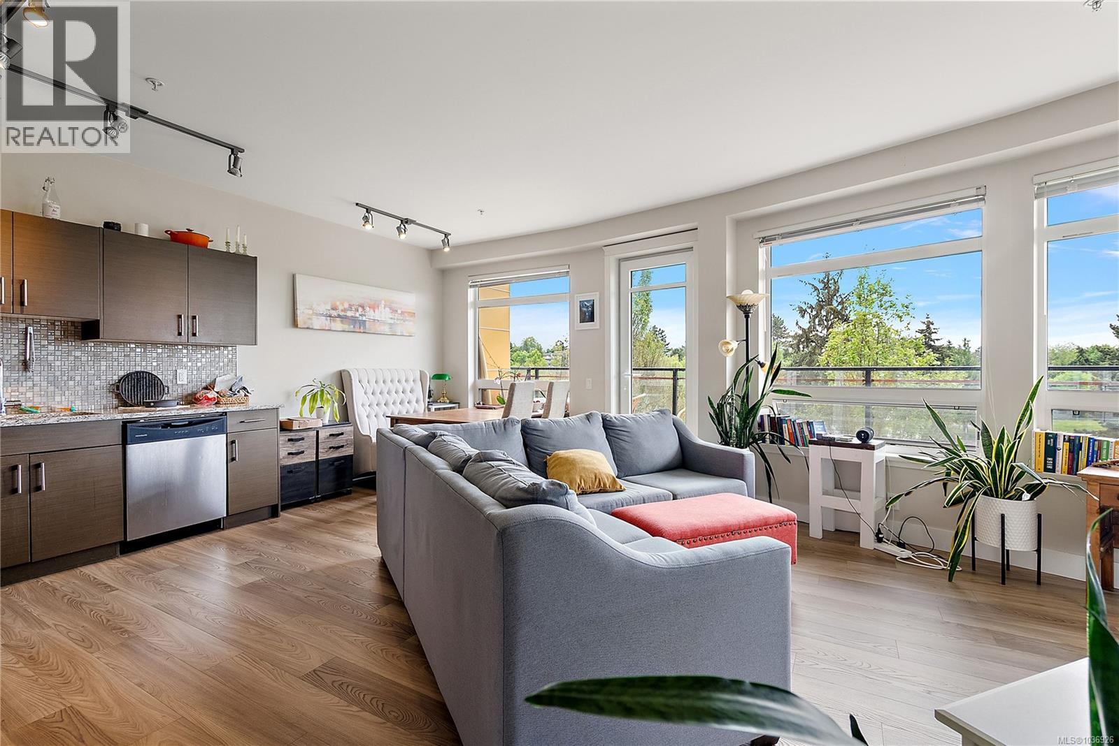 307 935 Cloverdale Ave, Saanich