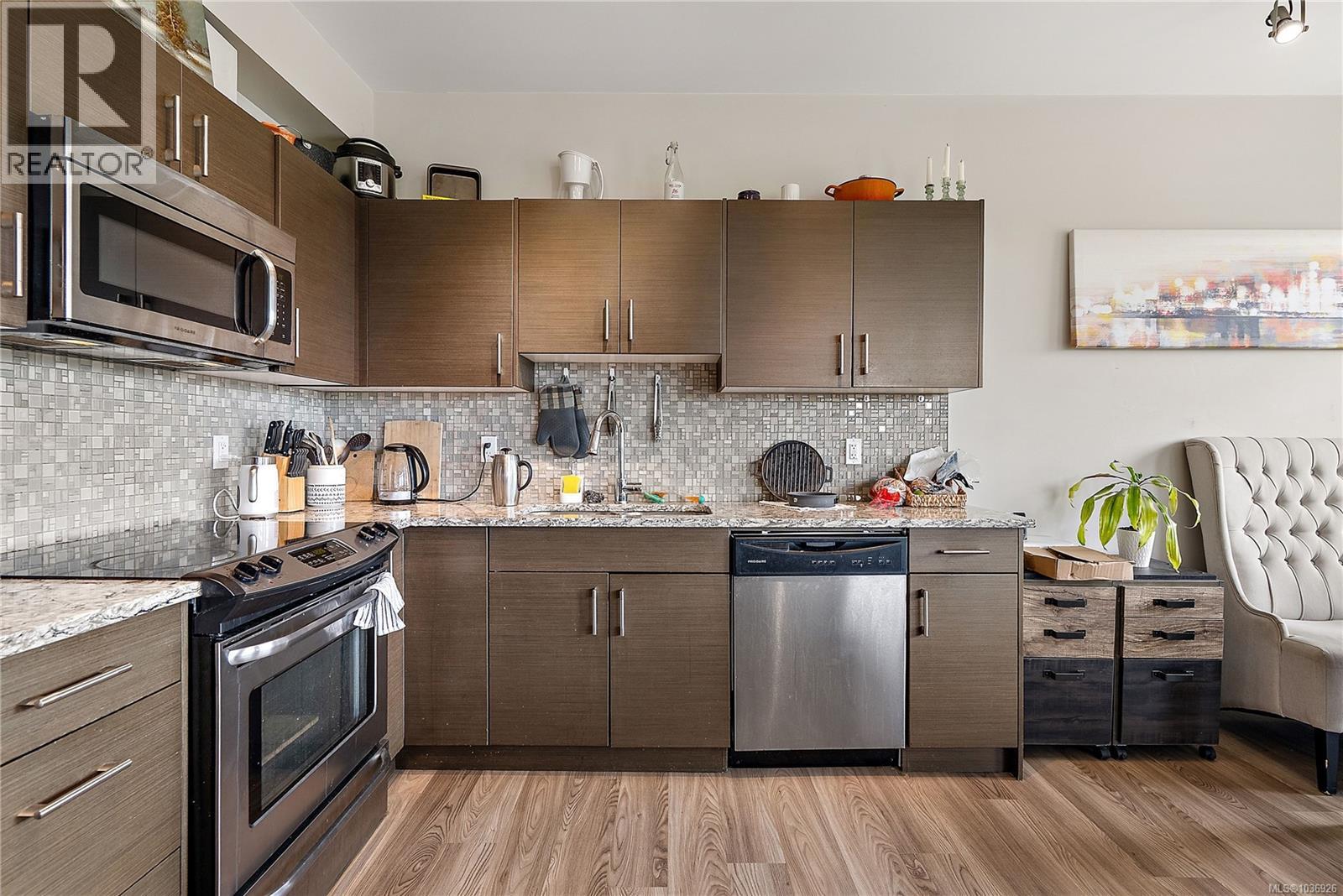 307 935 Cloverdale Ave, Saanich