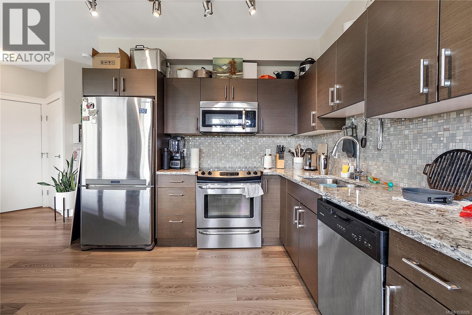307 935 Cloverdale Ave, Saanich