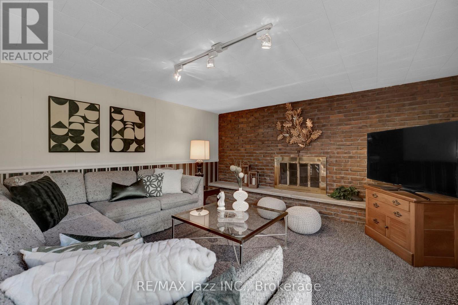 961 SWISS HEIGHTS - 32