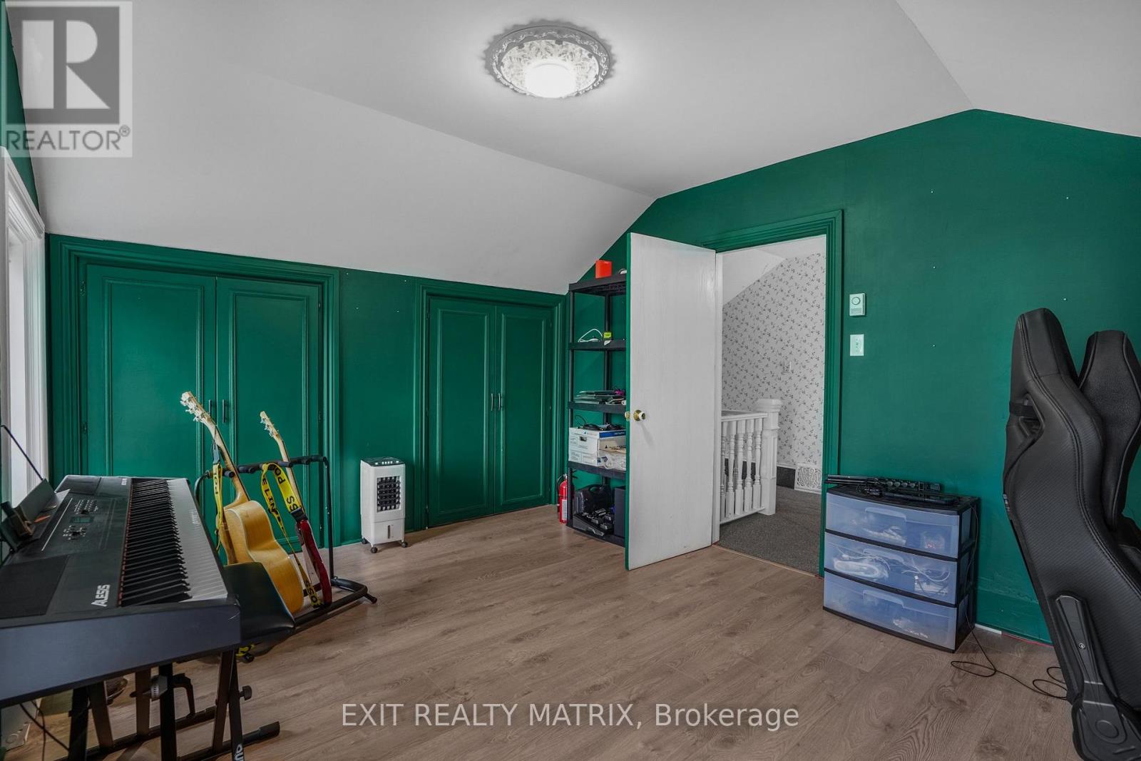 160 NELSON STREET E - 24