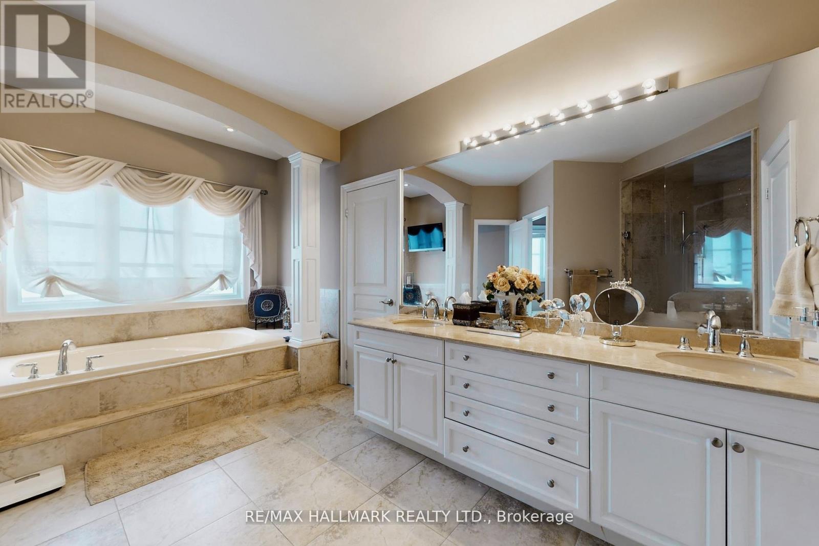 123 CARISBROOKE CIRCLE - 33