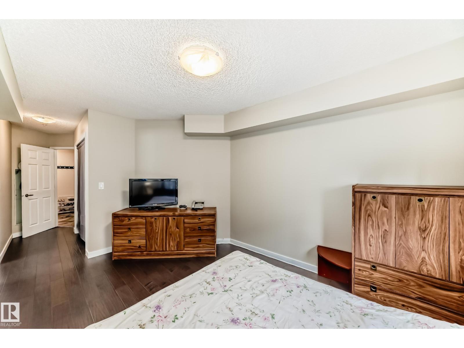 #215 10951 124 ST NW - 18