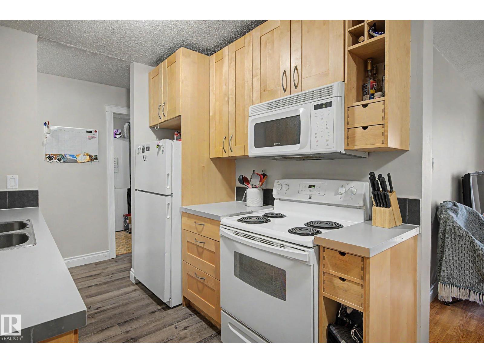 #009 10520 80 AV NW - 10