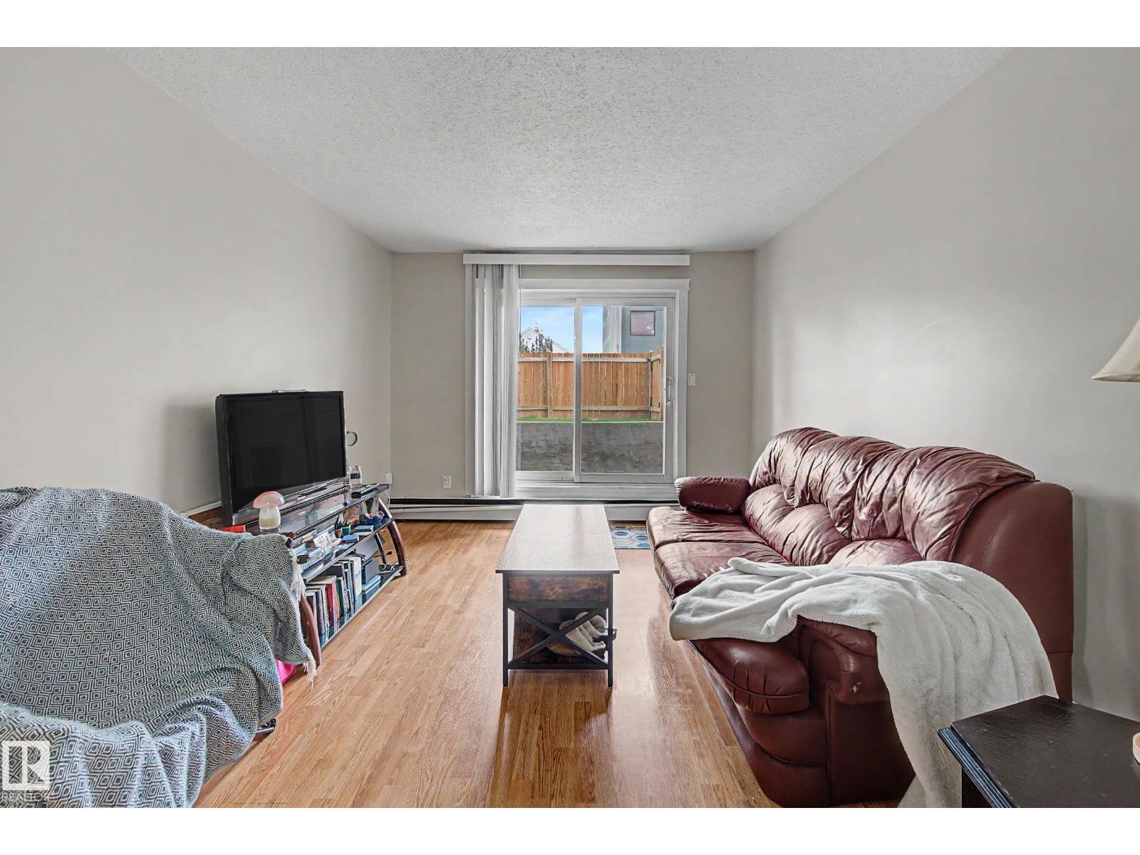 #009 10520 80 AV NW - 16