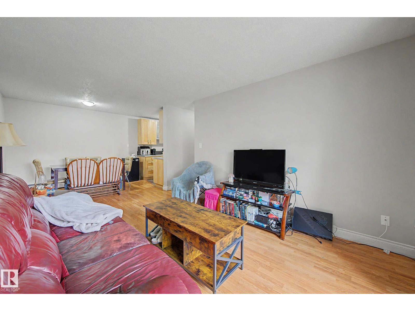 #009 10520 80 AV NW - 18