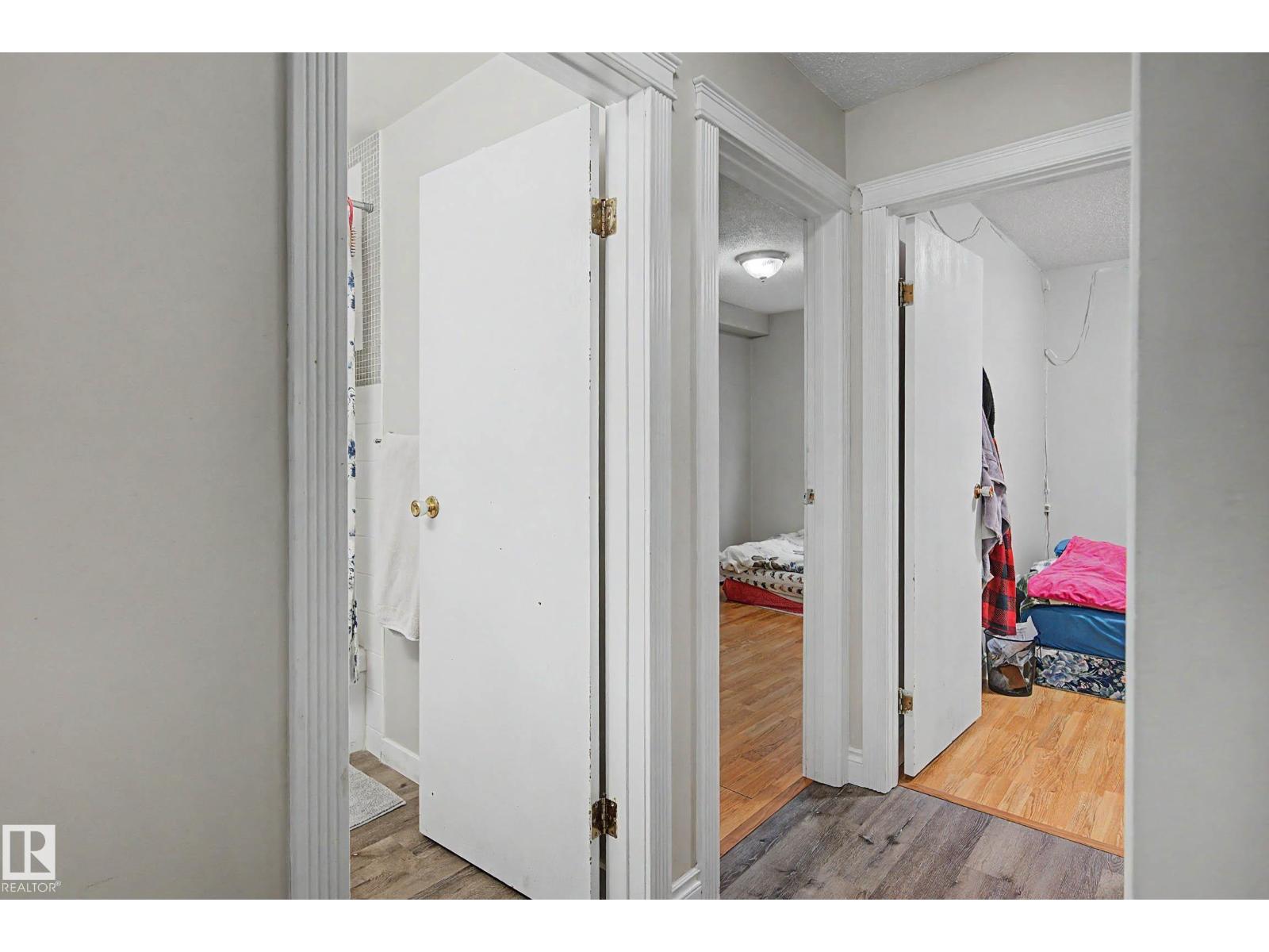 #009 10520 80 AV NW - 22