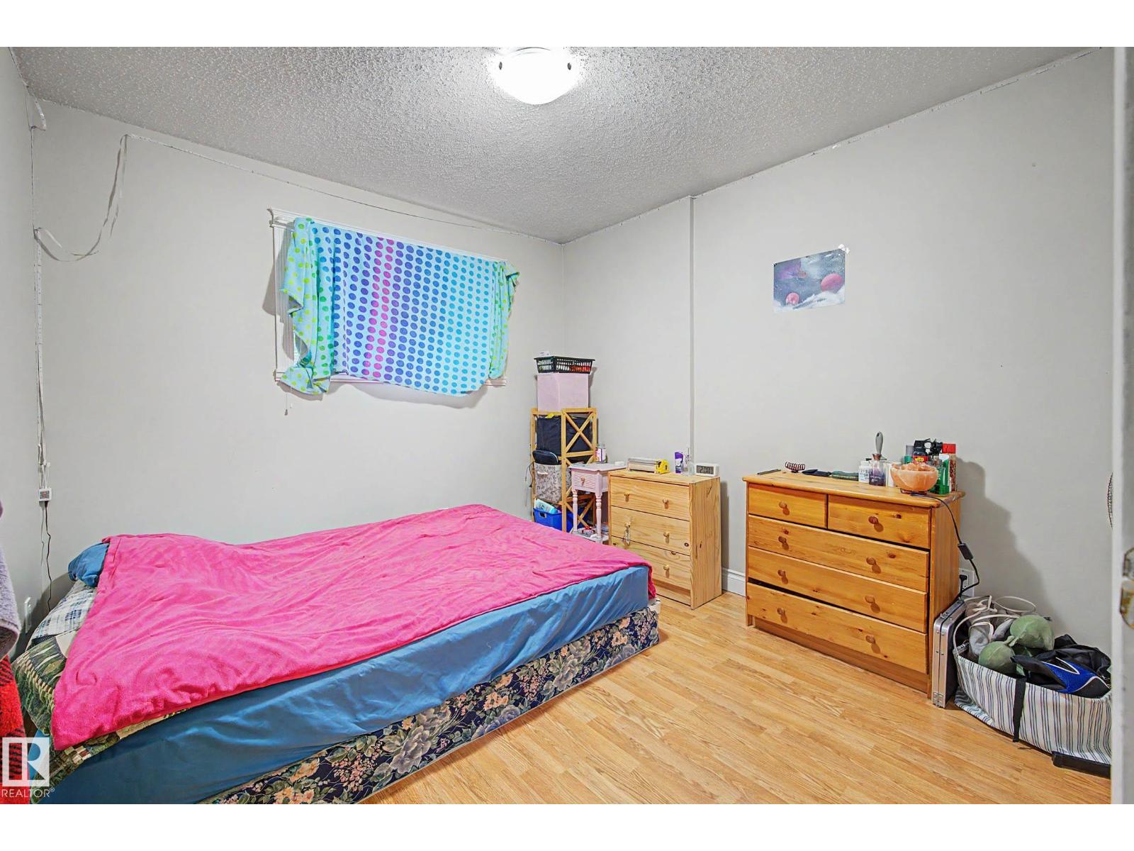 #009 10520 80 AV NW - 23