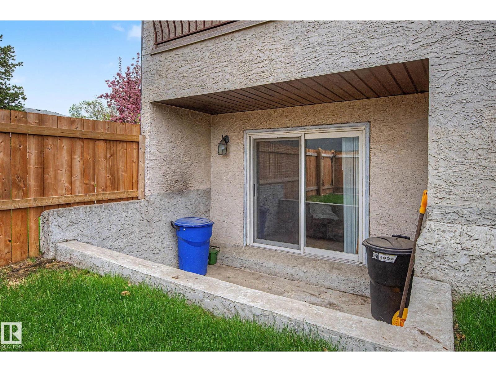 #009 10520 80 AV NW - 33