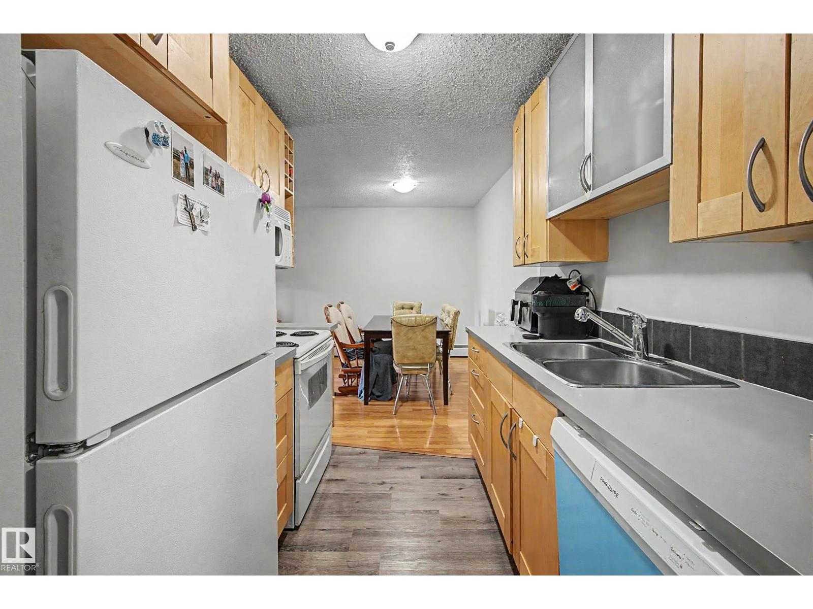 #009 10520 80 AV NW - 8