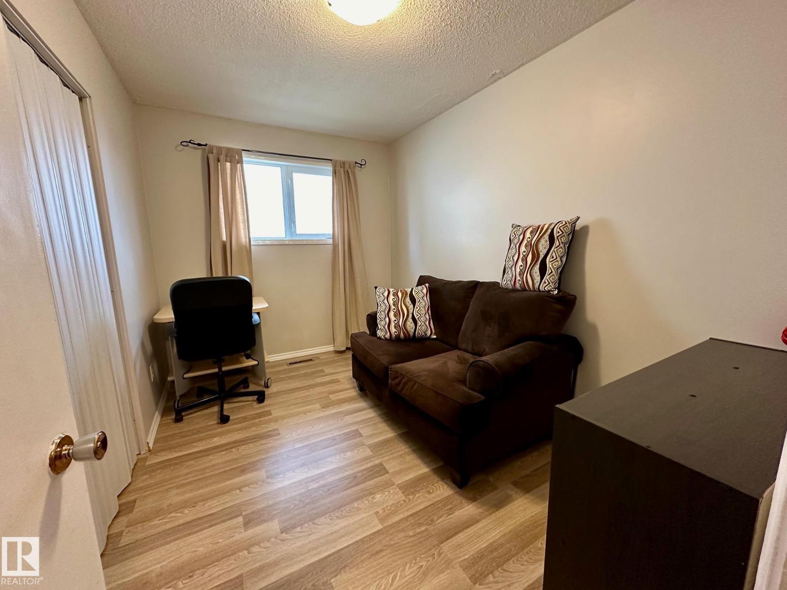 7916 150 AV NW - 25
