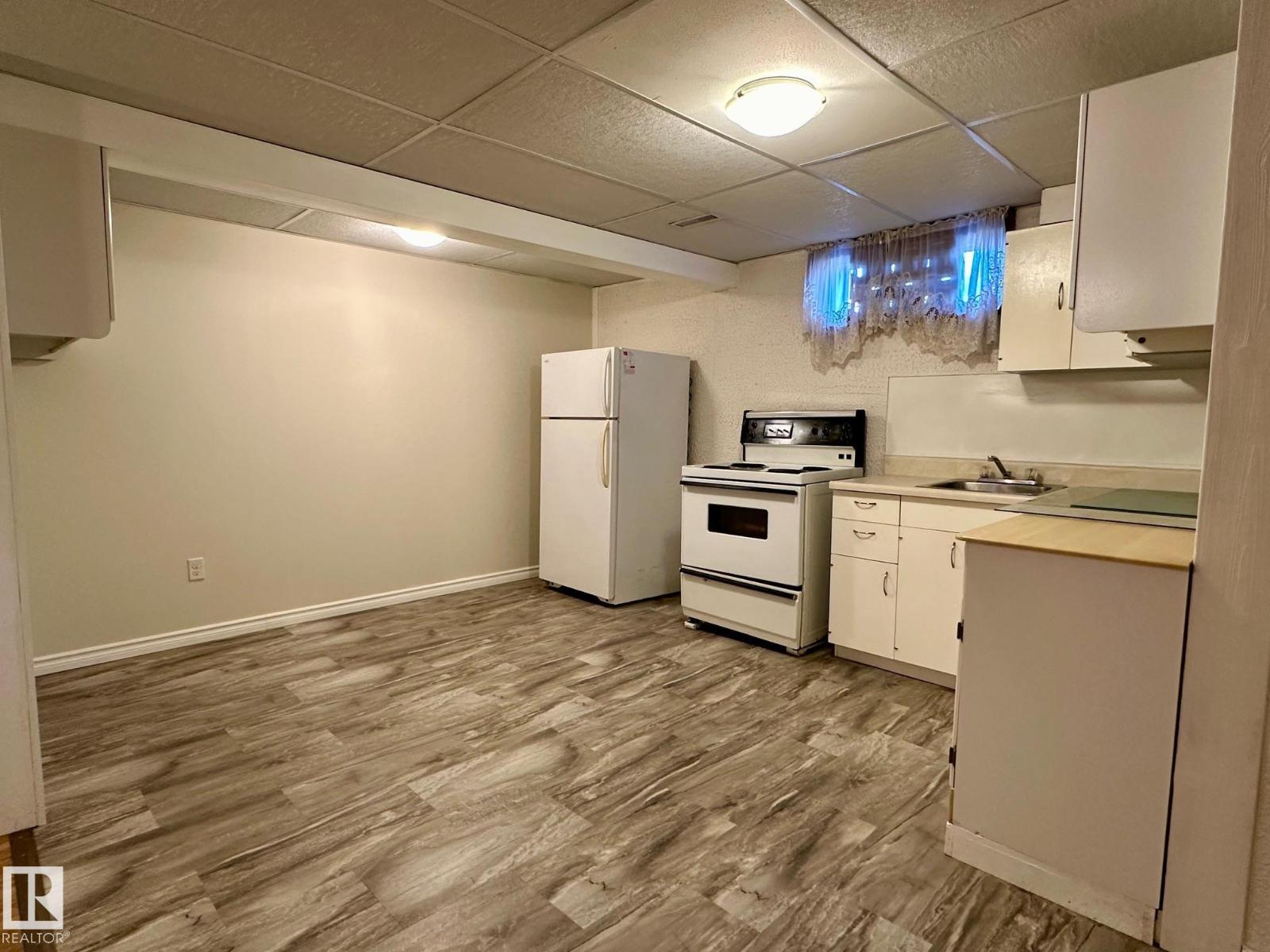 7916 150 AV NW - 29