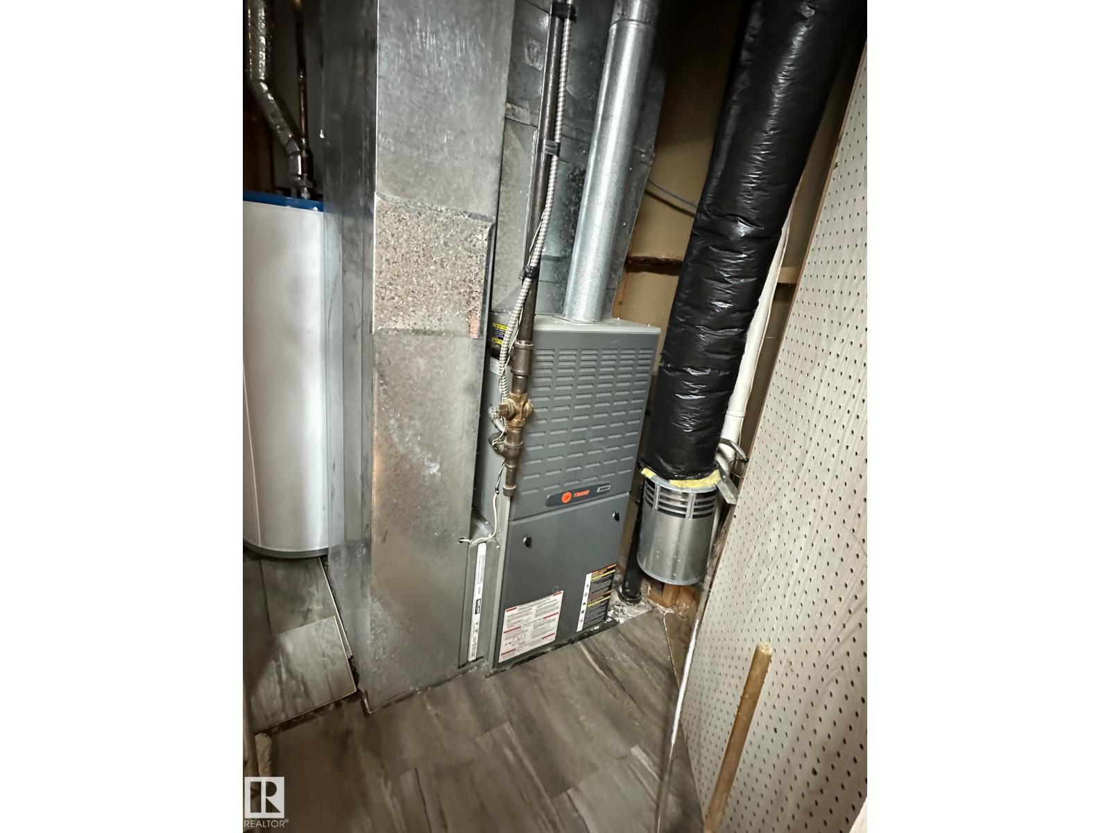 7916 150 AV NW - 38