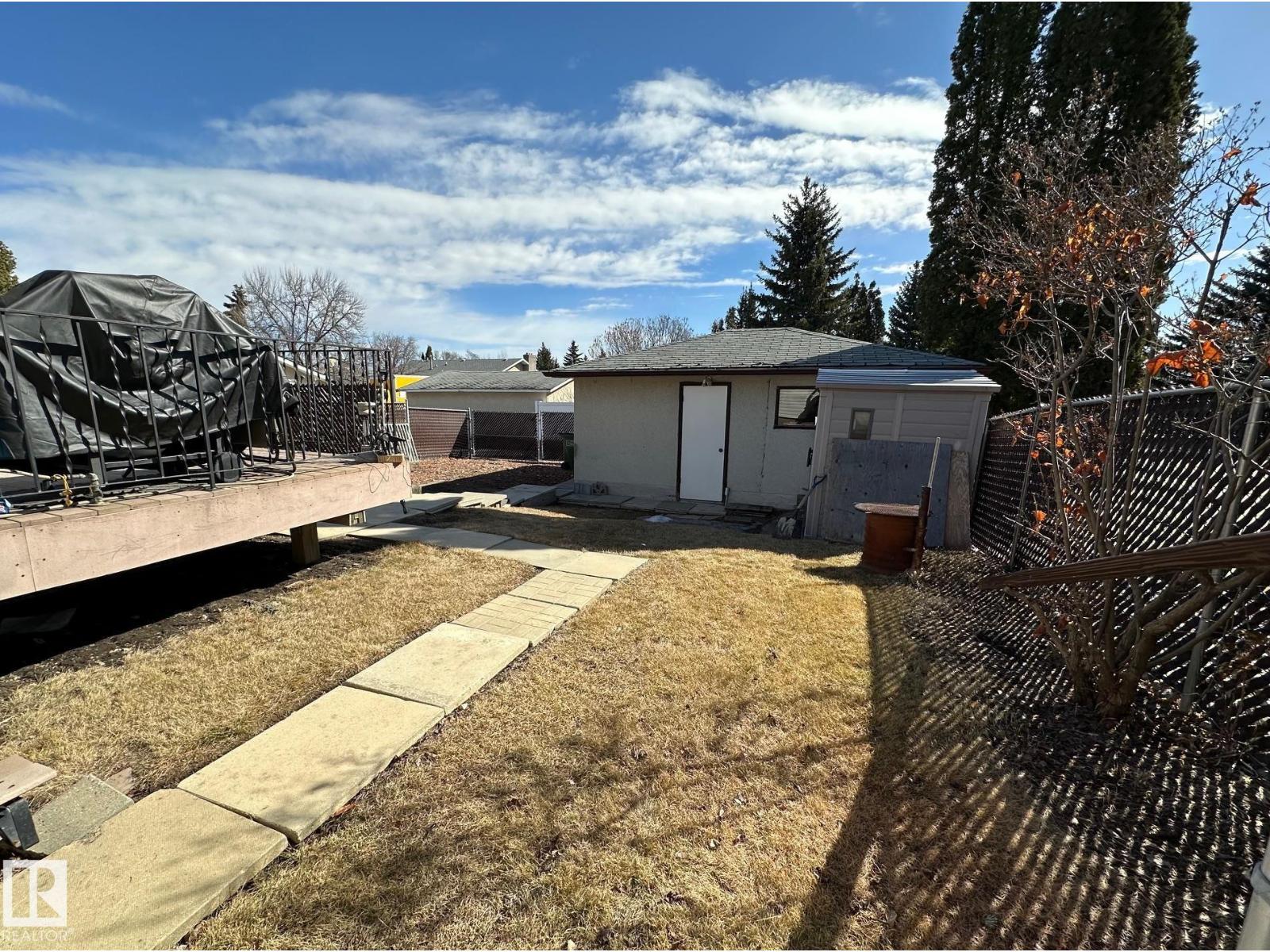 7916 150 AV NW - 4