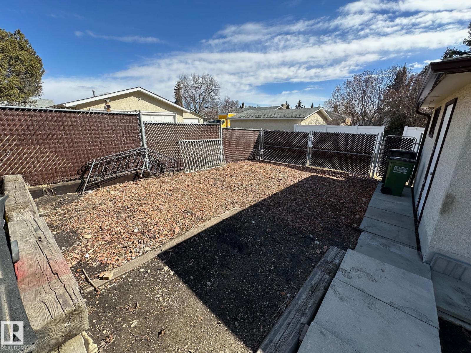 7916 150 AV NW - 7